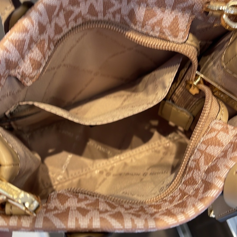 Michael Kors Mirella Extra-Small Ombré Logo Crossbody XBODY Shopper
Camel
NWT - Picture 11 of 16